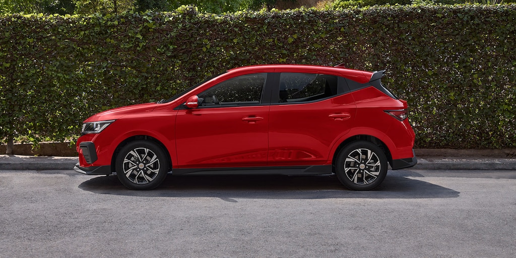  Imagen lateral Chevrolet Aveo Hatchback 2025, nuevo auto compacto 4 puertas con rines de 15 pulgadas en aluminio bitono