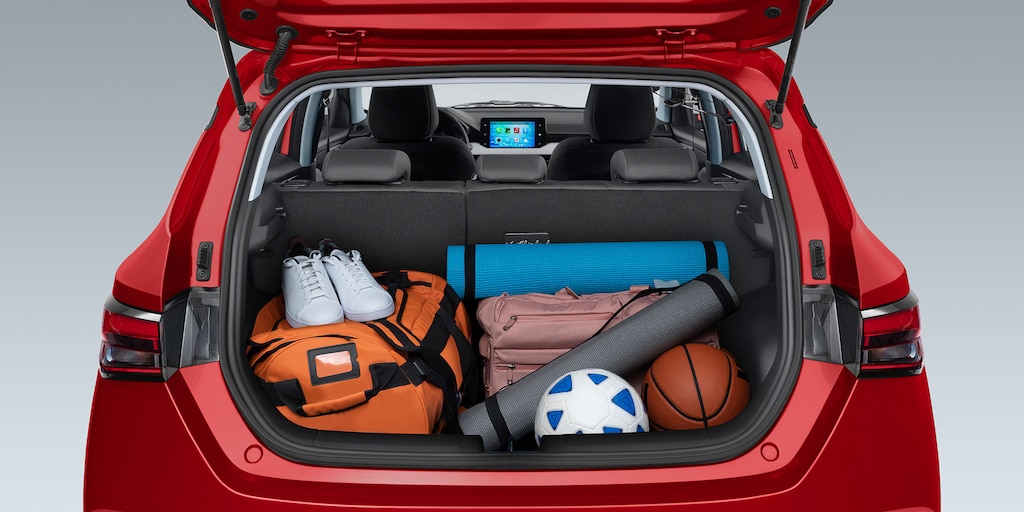 Espacio interior de 304 litros en cajuela de Chevrolet Aveo Hatchback 2025, monovolúmen con asientos 100% abatibles 