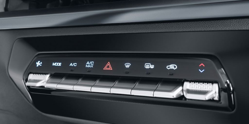 Vista interior Nuevo Chevrolet Aveo Hatchback 2025, auto compacto con aire acondicionado electrónico de controles automáticos