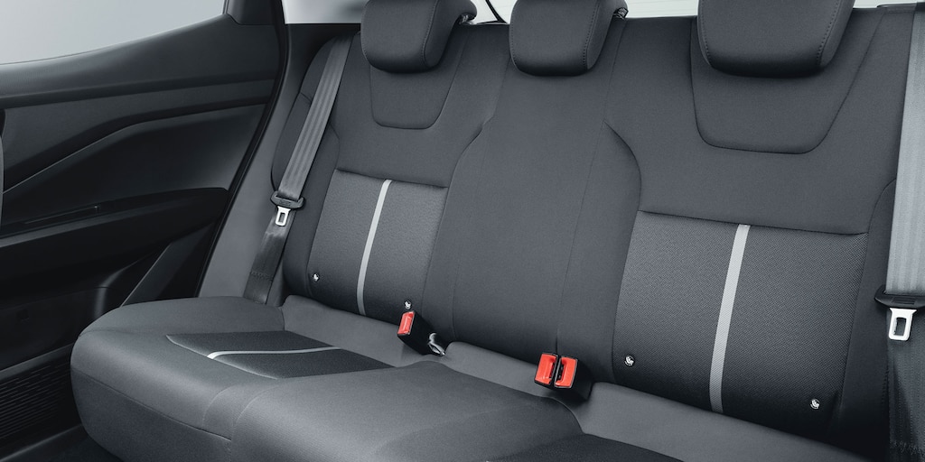 Chevrolet Aveo Hatchback 2025, vista interna de asientos traseros en tela negra combinación de materiales