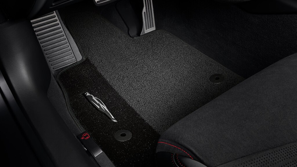 Alfombra para primera fila color gris disponible para Chevrolet Corvette Stingray 2024