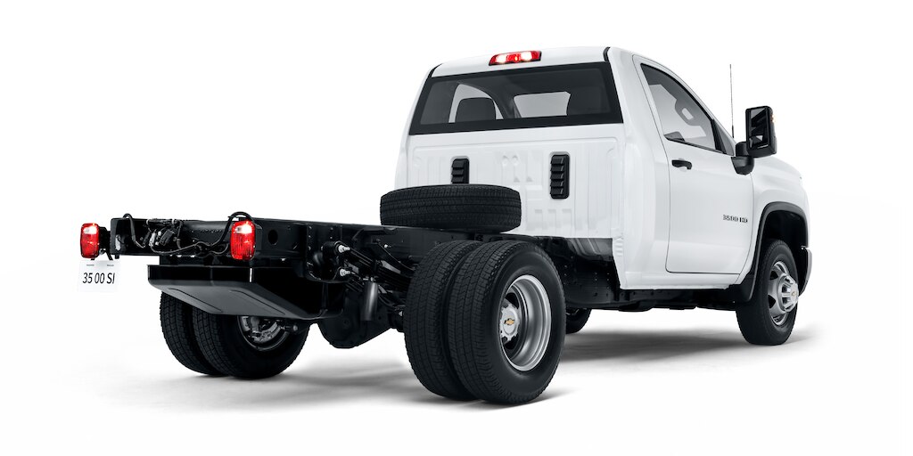 Chevrolet Silverado HD 3500 2025 con gran capacidad de carga de 3,434 kg.